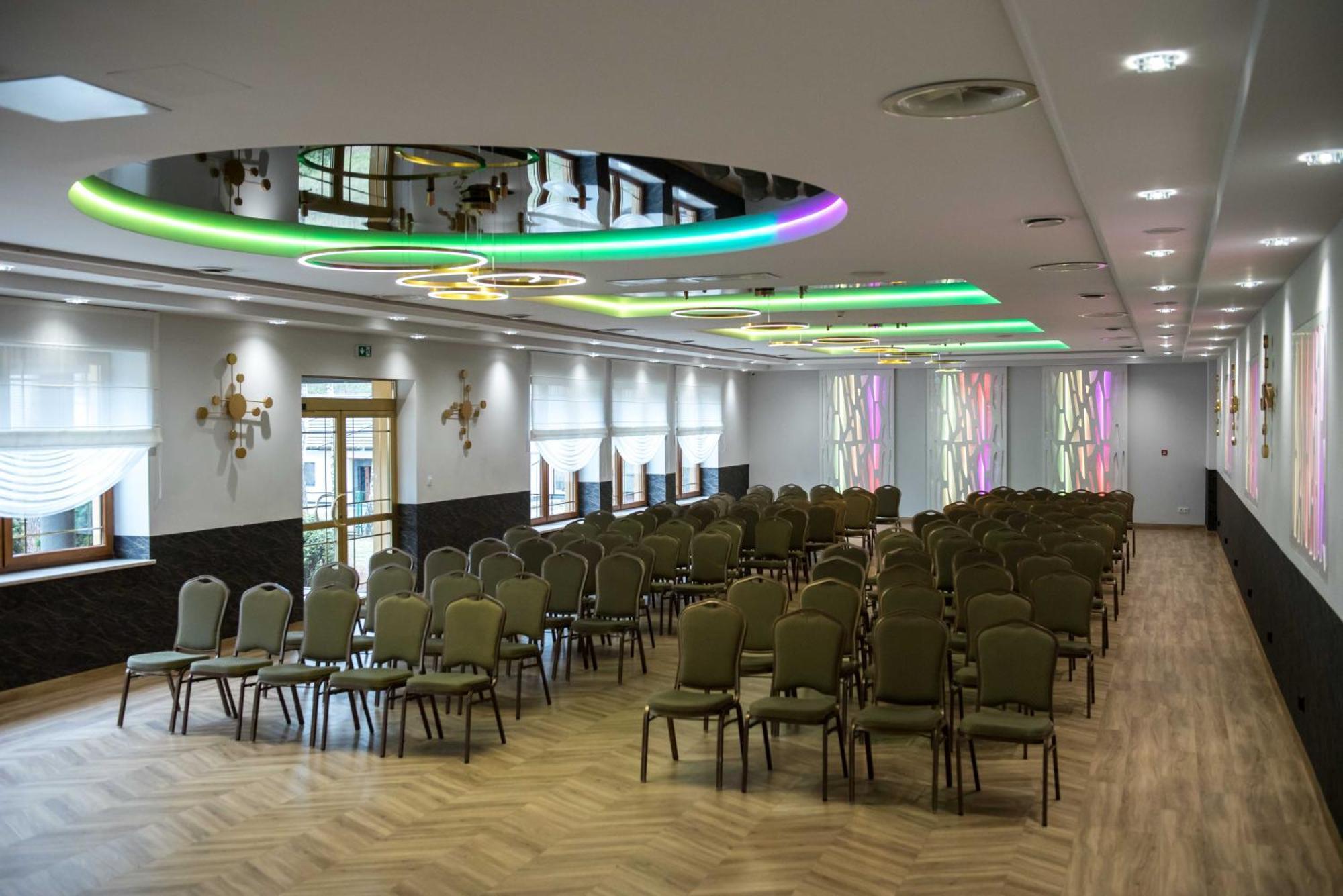 Hotel Paradiso Suchedniow Екстер'єр фото